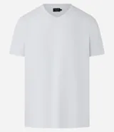 Remera básica de corte slim para hombre, de color blanco, con cuello en V y mangas cortas. Confeccionada en algodón peruano de alta suavidad y resistencia.
