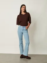 Pantalón de jean negro de corte flare, con tiro medio y bolsillos delanteros y traseros.