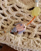 Collar corto de cuentas de colores con dije de pez de cerámica, piedras naturales y detalles en plata 925.