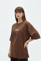 Remera negra de manga corta, cuello redondo y diseño holgado, con estampado frontal en color blanco con la inscripción "Race Vibes".