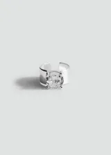 Anillo ajustable de diseño abierto, confeccionado en latón plateado con un cristal central engastado.