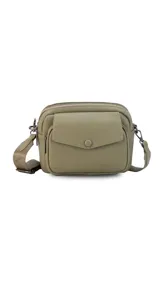 Bandolera color marrón oscuro con textura granulada, dos compartimentos principales con cierre, un bolsillo frontal con solapa y botón, y un bolsillo trasero con cierre. Incluye correa de tela ajustable.