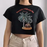 Remera corta negra con mangas cortas con dobladillo y estampado de palmera con luces y cabaña en la playa.
