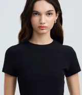 Blusa cropped de Blue Steel, confeccionada en algodón con elastano. Presenta cuello redondo, mangas cortas y un diseño básico ajustado al cuerpo.