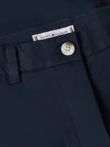 Short de vestir azul marino, con bolsillos laterales y traseros. Tiene cierre frontal con botón y cremallera, y trabillas para cinturón.