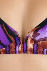 Top de bikini con diseño tipo corsetero, escote en V y sistema de amarre halter. Presenta un estampado botánico con hojas en tonos violeta y detalles en color cobre.
