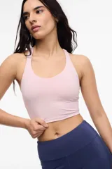 Top deportivo color rosado, de corte crop y escote en V pronunciado, con espalda tipo nadador.