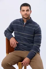 Buzo tejido de punto color azul marino con diseño de rayas horizontales en tonos claros, cuello alto con cierre frontal parcial y tirador de cuero.