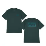 Remera de manga corta color verde oscuro, con cuello redondo. Presenta un pequeño logo estampado en el pecho y un diseño gráfico grande con el logo de Converse Cons en la espalda.
