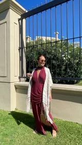 Ruana de tejido de punto color crema con diseño de líneas horizontales caladas y terminación con flecos en el ruedo.