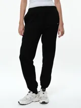 Pantalón deportivo de calce relajado con cintura y puños elastizados. Cuenta con bolsillos laterales y un diseño minimalista.