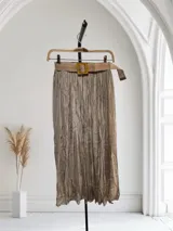 Pollera larga con forro y cinto de rafia.