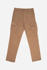Pantalón cargo color marrón claro, de corte recto y con bolsillos laterales con solapa.