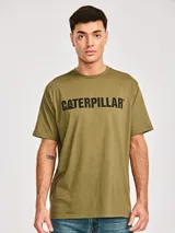Remera de manga corta color verde oliva con cuello redondo y logo de la marca Caterpillar estampado en negro en el pecho.