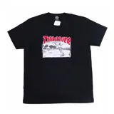 Remera negra de manga corta con estampa frontal de Jake Dish haciendo skate y logo Thrasher en rojo.
