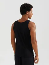 Musculosa básica de hombre color azul oscuro.