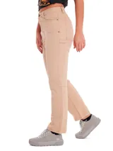 Pantalon de estilo utilitario color beige, con diseño de doble panel en la parte frontal, cierre de cremallera y ajuste con broche. Presenta un corte relajado a lo largo de la pierna y cuenta con cinco bolsillos funcionales.