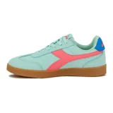 Championes Diadora modelo Bamtelo, color celeste con detalles en rosado y suela de goma marrón.