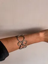 Brazalete plateado con diseño de círculos y líneas, hecho a mano en alpaca.