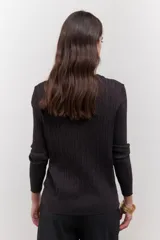 Sweater azul marino de tejido de punto acanalado con escote en V y mangas largas.