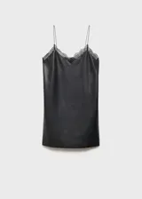Vestido corto estilo lencero de efecto piel color negro, con escote en V y detalle de encaje en el borde. Posee tirantes finos y un diseño de corte recto.