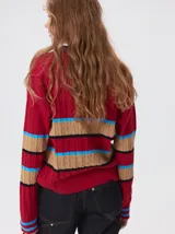 Sweater de punto cable con diseño a rayas horizontales en tonos marrón, amarillo y lila. Presenta cuello redondo acanalado, mangas largas con puños a juego y logo bordado en el pecho.