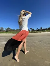 Vestido camisero largo de lino, con corte evasé, mangas cortas y diseño a bloques de color: blanco en la parte superior, terracota en el centro y negro en el ruedo.