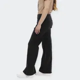 Pantalón de jean Wrangler de tiro alto, color negro lavado, con corte acampanado (flare) y cinco bolsillos.