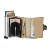 Billetera porta tarjetas de cuero color verde oliva y beige, con capacidad para varias tarjetas y sistema de eyección automática.