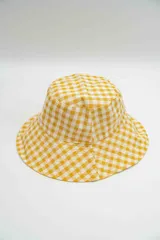 Gorro tipo bucket con estampado de cuadros vichy en tonos verde y beige.