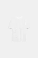 Camiseta blanca de algodón con cuello redondo, manga corta y detalle de flor en relieve bordada en el mismo tono.