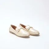 Mocasines de mujer en color dorado con acabado metalizado, diseño clásico de punta redondeada y detalle de herraje metálico en el empeine.