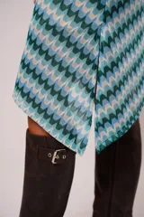 Minifalda con estampado geométrico en tonos celeste, blanco y verde.