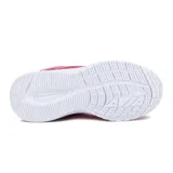 Zapatillas deportivas Avia color fucsia con detalles en blanco, acordonadas y con suela blanca.