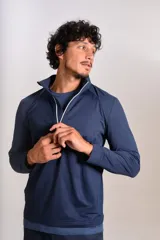 Buzo deportivo de cuello alto con cierre frontal parcial, manga larga y diseño entallado en tejido técnico de secado rápido.