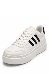 Championes deportivos modelo MQ09, color blanco con tres tiras laterales negras y detalle negro en el talón. Cuenta con suela plataforma texturizada con números grabados.