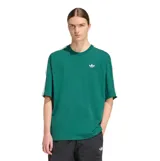 Remera de algodón color verde con diseño oversize, cuello redondo y mangas cortas. Presenta el logo Trefoil bordado en blanco en el pecho y las icónicas tres tiras de la marca en color blanco a lo largo de los hombros y mangas.