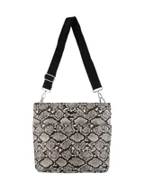 Bandolera negra de cuero sintético con dos bolsillos frontales, cierre metálico y dos correas intercambiables: una de cuero sintético y otra de tela con rayas rosas y negras.