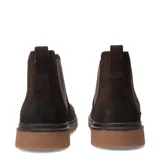 Botas Chelsea de hombre Freeway Core de cuero marrón oscuro, con paneles laterales elásticos, caña media y suela plana texturizada color caramelo.
