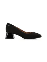 Zapato de tacón medio ancho y brillante, de punta cuadrada, confeccionado en cuero nobuck negro con detalle de aplique metálico con logo en el talón.
