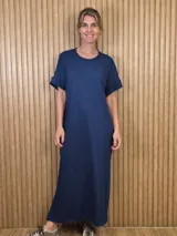 Vestido largo tipo remerón, suelto y cómodo, de corte recto con mangas cortas y cuello redondo.