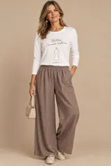 Pantalon de lino color beige, de corte ancho con cintura elastizada.