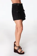 Minifalda beige de cuero con diseño cruzado, cinturón con hebilla metálica y bolsillo tipo cargo con solapa.