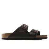 Sandalias Birkenstock modelo Arizona con diseño de dos correas ajustables. Confeccionadas en cuero nobuk aceitado, cuentan con plantilla anatómica Soft Footbed con capa de espuma adicional para mayor confort y suela resistente.