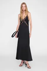 Vestido largo negro de satén, de corte lencero con finos tirantes, escote en V y detalles de encaje transparente en el pecho y los laterales.