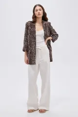 Blazer de viscosa con estampado animal print tipo dálmata en tonos marrones y beige, con cuello solapa y mangas 3/4.