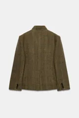 Blazer estructurado de corte recto confeccionado en tejido con lana, con estampado de cuadros en tonos tierra. Presenta cuello subido, cierre frontal con un botón, bolsillos con solapa en la parte inferior y un bolsillo de vivo en el pecho.