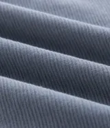 Remera de algodón marca Marfinno, de color azul marino con textura acanalada, corte slim, cuello redondo y manga corta.