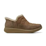 Bota casual tipo slip-on de Skechers, con diseño acolchado en la parte superior y refuerzos de cuero vegano. Presenta un interior forrado con piel sintética y una suela flexible de tracción. Cuenta con tecnología Hands Free Slip-ins para un calce sencillo y plantilla acolchada Memory Foam.