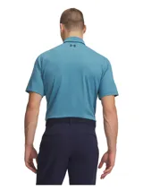 Remera polo Under Armour de manga corta, color azul, con cuello clásico y tapeta de dos botones. Presenta el logo de la marca bordado en el pecho y está confeccionada en tejido elástico, transpirable y de secado rápido con protección solar.